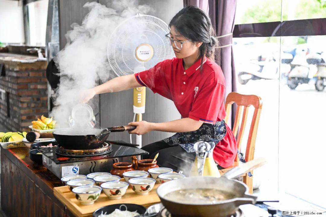 全网追的“扁担女孩”，找了一份暑假工，时薪12元 - 铜仁生活资讯 - 铜仁28生活网 tr.28life.net